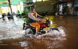 TP Hồ Chí Minh ngập sâu trong triều cường, người dân vất vả trở về nhà