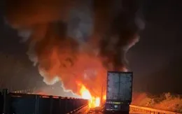 3 ô tô bốc cháy sau va chạm liên hoàn trên cao tốc Vân Phong – Nha Trang