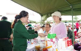 Mang nghĩa tình người lính quân y đến bà con vùng thiên tai