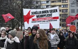 Hàng nghìn người biểu tình phản đối dự luật nghĩa vụ quân sự mới của Đức