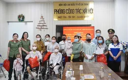Công an TP Hồ Chí Minh tặng quà hàng trăm bệnh nhi, hỗ trợ người dân vùng lũ 500 tấn hàng