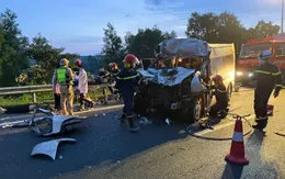 Xe khách va chạm xe đầu kéo trên cao tốc Đà Nẵng - Quảng Ngãi, 3 người chết, 10 người bị thương