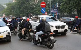 CSGT Hà Nội xử lý hàng loạt phụ huynh chở học sinh đi ngược chiều