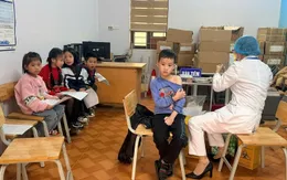 Hà Nội: Các trạm y tế triển khai tiêm chủng bù liều cho trẻ mầm non, học sinh lớp 1