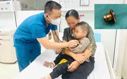 Nguy hiểm: Bé trai 2 tuổi nuốt pin cúc áo, mắc trong thực quản