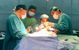 Phẫu thuật xâm lấn tối thiểu điều trị dính khớp sọ ở trẻ nhỏ