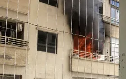 Cháy căn hộ chung cư ở Hà Nội, khói bốc lên ngùn ngụt