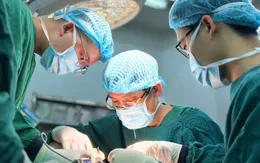 12 giờ vi phẫu nối lại 4 ngón tay gần đứt rời cho bệnh nhân trẻ