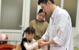 Bé gái 7 tuổi bị chấn thương tay do máy giặt