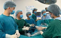 Bé trai bị thủng tá tràng sau 20 giờ đau bụng cấp