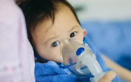 Trẻ nhỏ thở khò khè trong mùa lạnh: Cảnh báo gì?