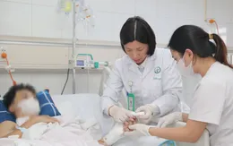 Vi phẫu nối lại bàn tay bị chém đứt rời cho bệnh nhân 19 tuổi