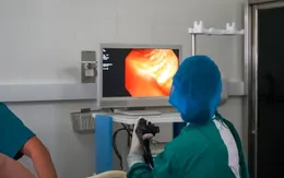 Nội soi cứu bệnh nhân nuốt đinh kim loại dài 4cm