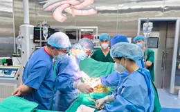 Mẹ hiến thận cứu con trai suy thận giai đoạn cuối