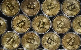 Bitcoin chạm đáy 10 tháng