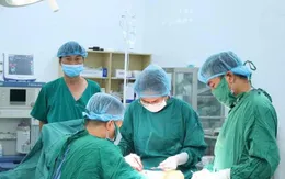 Giữ lại bàn tay bị máy cưa cắt đứt động mạch cổ tay