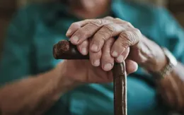 Sáng lạnh ngày Tết: Quy tắc "3 phút chậm" giúp bảo vệ tim mạch cho ông bà