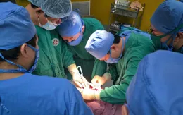 Cứu bé trai nhập viện với cây kéo đâm xuyên vùng trán