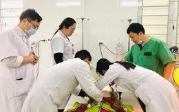 Trẻ tím tái, có dấu hiệu ngừng thở do hóc quả nhãn