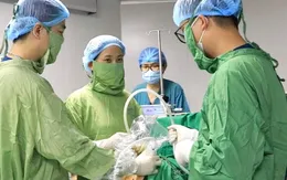 Dẫn lưu màng phổi cứu thai nhi 32 tuần nguy kịch