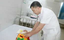 Phẫu thuật một thì dị tật không hậu môn cho trẻ 26 ngày tuổi