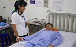 Cấp cứu hai thuyền viên mắc kẹt dưới hầm cá