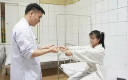 Cô gái trẻ bị đột quỵ khi đang làm việc
