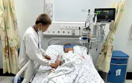 Cấp cứu bệnh nhi liệt chu kỳ do hạ kali máu hiếm gặp