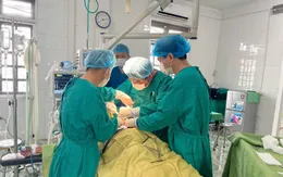 Cắt bỏ khối u vú cho bệnh nhân 100 tuổi có nhiều bệnh nền