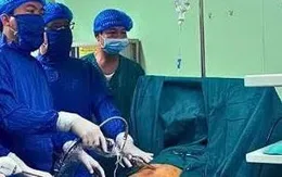 Phẫu thuật nội soi cứu cụ ông 77 tuổi có thoát vị bẹn khổng lồ