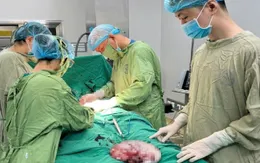 Bé gái 14 tuổi phát hiện u buồng trứng ác tính khổng lồ