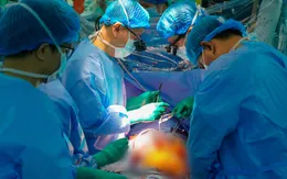 Ghép tim xuyên Việt cứu sống bệnh nhân 23 tuổi phụ thuộc ECMO