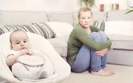 Đừng để mẹ sau sinh cô độc với trầm cảm