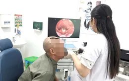 Suýt tắc đường thở vì thói quen nhai đá lạnh giải nhiệt