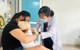 Bé gái 19 tháng tuổi bị chó nhà cắn trọng thương vùng đầu