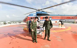 Xuyên đêm đưa 2 bệnh nhân Trường Sa về đất liền