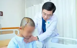 Mổ sọ tỉnh cứu bé trai có u não vùng nguy cơ cao