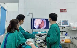 Nội soi lấy khối bã thức ăn "khủng" trong dạ dày bệnh nhân