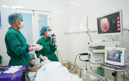 Ho kéo dài, đau ngực hơn 1 tháng, bất ngờ phát hiện dị vật trong phế quản
