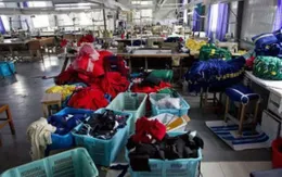 Đồng phục học sinh ở Trung Quốc nhiễm chất độc hại