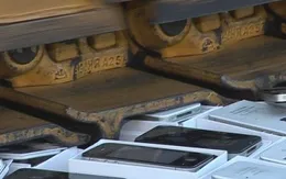 Nga dùng máy ủi tiêu hủy iPhone nhái