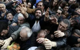 Hy Lạp: Phát thực phẩm miễn phí cho người dân