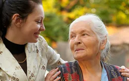 Anh: Khuyến khích hoạt động chăm sóc người già cô đơn