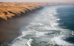 Khung cảnh đẹp như tranh nơi sa mạc Namib giáp biển