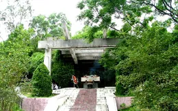 Lễ dâng bánh chưng tại khu mộ bà Hoàng Thị Loan