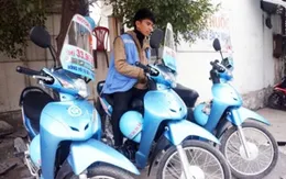 Xe ôm "taxi" hút khách