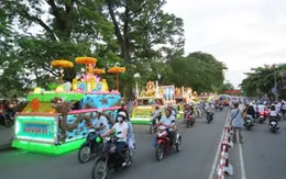 Tưng bừng lễ diễu hành xe hoa mừng Đại lễ Phật đản