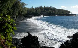 Bãi biển cát đen - "Đặc sản" tuyệt vời của quần đảo Hawaii