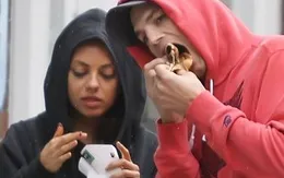 Mỹ nhân gợi cảm nhất thế giới "mất điểm" trên phố