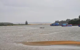 Cửa biển bị bồi lấp, ngư dân khốn đốn